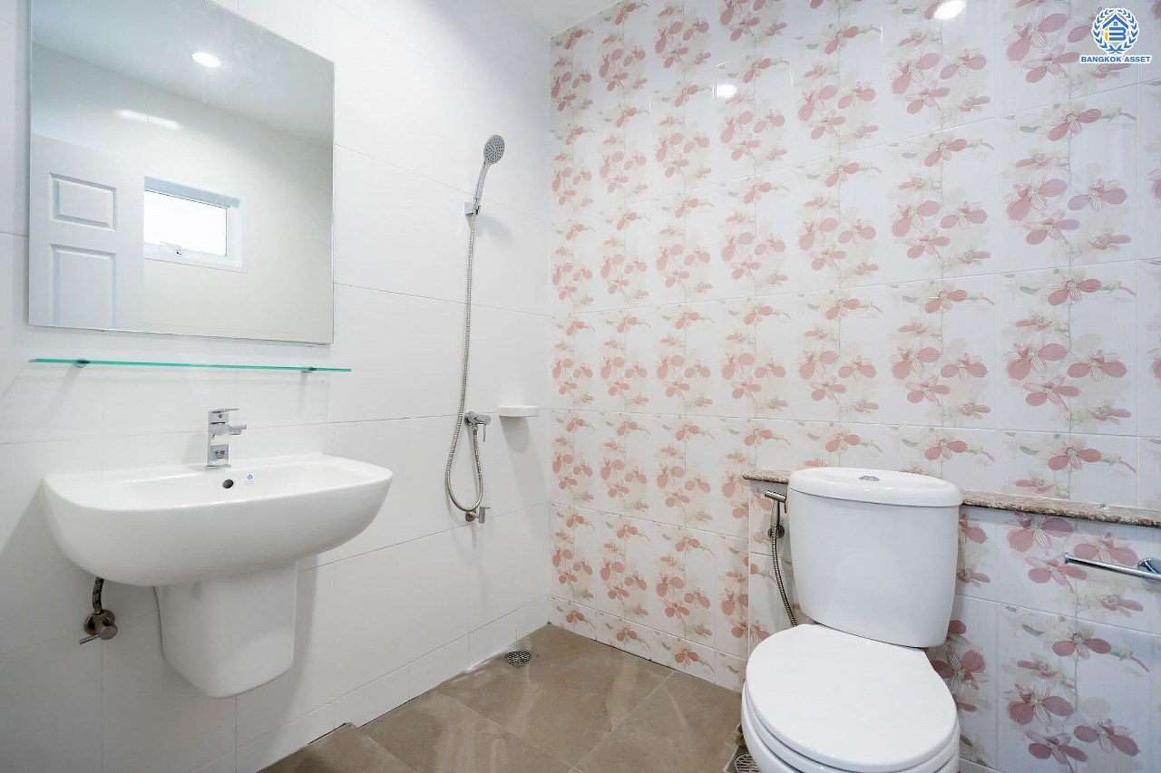 บ้านเดี่ยวมือสองนนทบุรี ม.นนทรีฟลอร่า ปิ่นเกล้า-ศาลายา เนื้อที่ 50.6 ตร.ว. ฟังก์ชัน 3 ห้องนอน 3 ห้องน้ำ 1 ห้องอเนกประสงค์ จอดรถได้ 2 คัน ส่วนกลางครบครัน ตอบโจทย์ทุกครอบครัว บนทำเลเดินทางสะดวก ใกล้เซ็นทรัลปิ่นเกล้า และจุดขึ้นทางด่วนศรีรัช